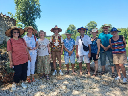 Avant l'apéro , on pose nos beaux chapeaux...